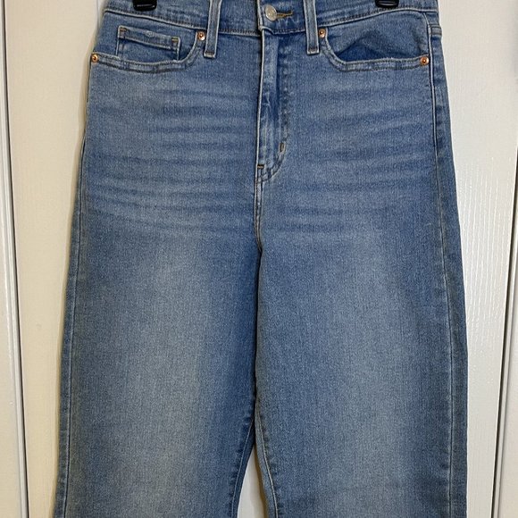 NWOT Levi Strauss. Gold Label Women's Heritage High-Rise Loose Straight - Picture 4 of 10
